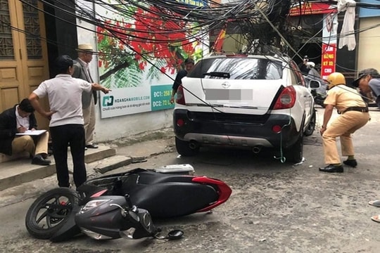 Xe máy từ trong ngõ ra, tông vào ô tô rồi bị thương, ai đúng ai sai?