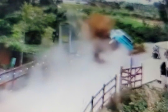 Clip: Taxi lật nhào làm 4 người thương vong