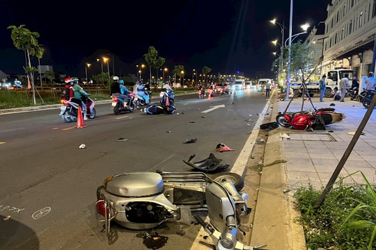 Tai nạn khiến 4 người trọng thương, xe cộ hư hàng loạt