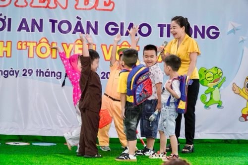 Phụ huynh và trẻ mầm non hào hứng tham gia “Trẻ mẫu giáo với an toàn giao thông”