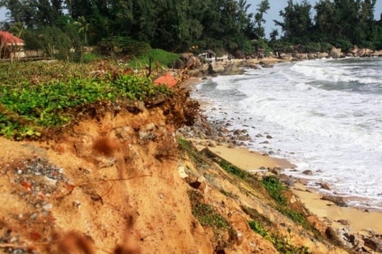 Quảng Ngãi: Chỉ đạo kiểm tra tình hình sạt lở bờ biển
