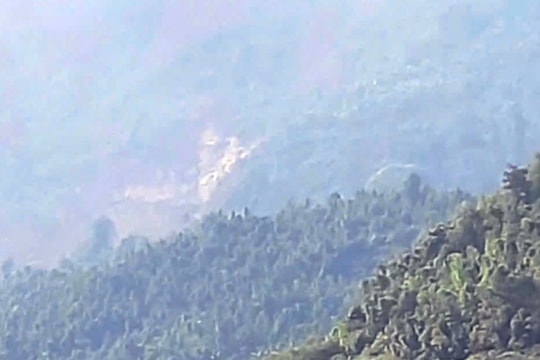 Đang xác định nguyên nhân vụ nổ trên đỉnh núi ở Làng Nủ