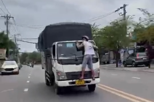 Xác minh vụ người đàn ông bám đầu xe tải đang chạy trên đường