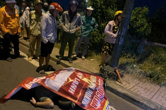 Người đàn ông nằm chết ven đường bên cạnh xe điện