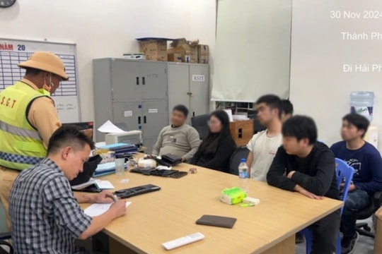 Truy đuổi ô tô chở 6 người nước ngoài nhập cảnh trái phép