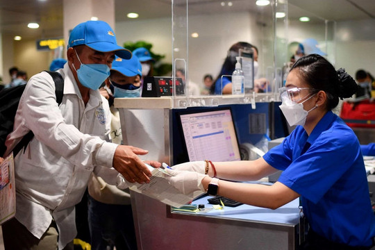 Tặng vé tàu xe cho sinh viên, người lao động về quê đón Tết