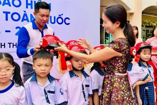 Cần Thơ: Tặng mũ bảo hiểm cho học sinh lớp 1
