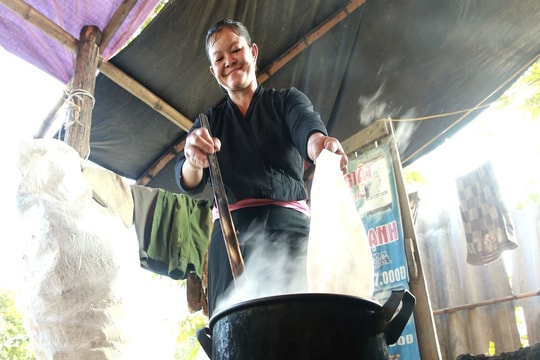 Nghề nhuộm vải - nghề truyền thống mang hồn hiện đại