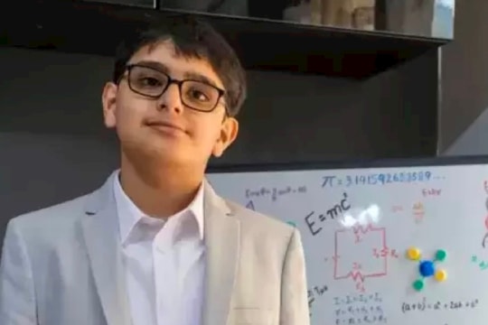 Chân dung cậu bé có chỉ số IQ vượt Albert Einstein, Stephen Hawking