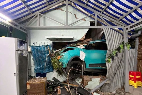 Ô tô công nghệ tông sập tường nhà dân