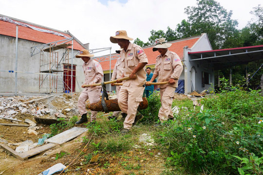 Di dời an toàn quả bom hơn 100kg trong vườn nhà dân