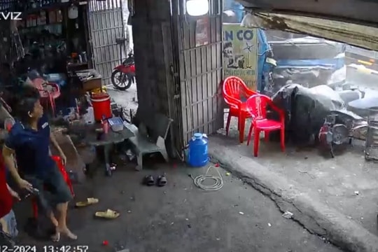 Xe tải húc trụ đèn giao thông rồi tông 3 xe máy ở TP.HCM