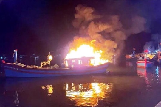 Neo đậu tại cảng, một tàu cá bốc cháy dữ dội