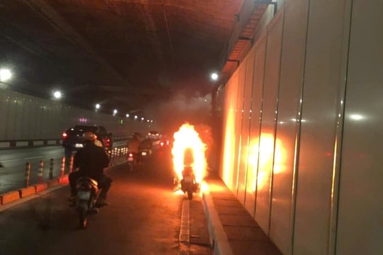 Xe máy cháy rụi trong hầm Thủ Thiêm
