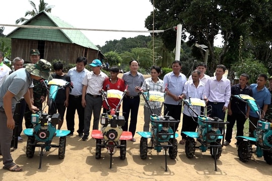 Lắp máy phát điện tại ngôi làng nằm biệt lập giữa núi rừng