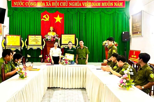 Khen thưởng hai thanh niên dũng cảm cứu người phụ nữ định nhảy cầu tự tử