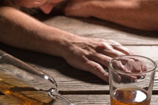 Ngộ độc cấp tính do uống nhầm rượu xoa bóp