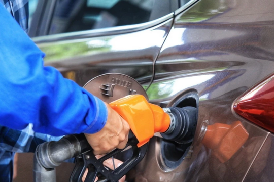 Giá xăng giảm mạnh từ chiều nay 26/12