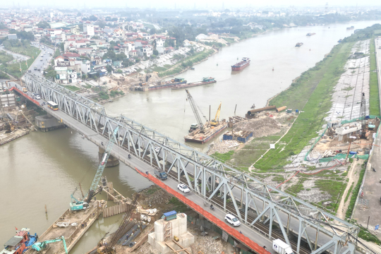 Phân luồng tránh ùn tắc giao thông tại khu vực cầu Đuống