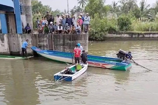 Thanh niên lái vỏ lãi tử vong do đâm vào trụ biển báo giao thông