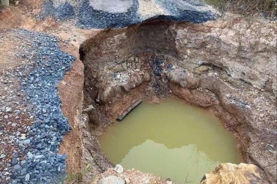 Xuất hiện "hố tử thần" trên đường gom dân sinh