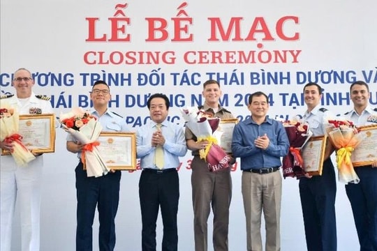 Tặng Bằng khen cho tập thể, cá nhân thực hiện Chương trình đối tác Thái Bình Dương và Thiên thần Thái Bình Dương 2024