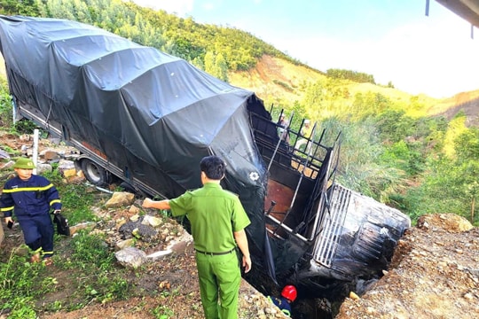 Xe tải rơi xuống vực khi lưu thông trên cao tốc La Sơn-Hòa Liên