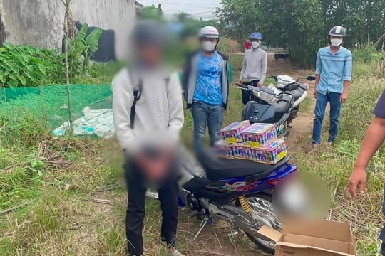 Bắt quả tang 2 đối tượng vận chuyển trái phép gần 30kg pháo nổ