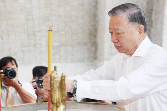 Tổng Bí thư Tô Lâm dâng hương tại Nghĩa trang Liệt sĩ tỉnh Ninh Thuận