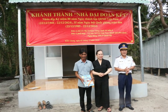 BTL Vùng Cảnh sát biển 4 trao nhà 'Đại đoàn kết' cho ngư dân