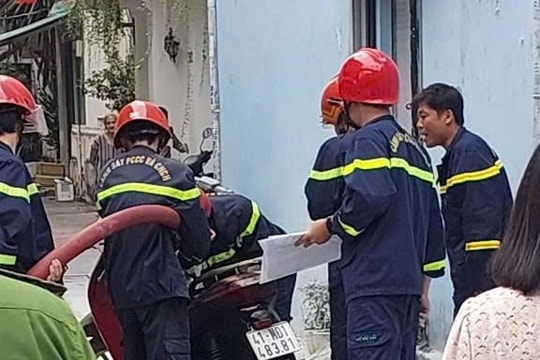 Cháy xe máy điện trên đường