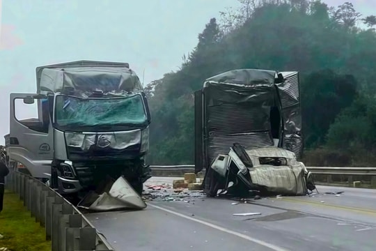 Video cận cảnh TNGT khiến 4 người thương vong trên cao tốc Nội Bài - Lào Cai