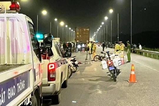 Va chạm với xe container, hai em học sinh lớp 10 thương vong