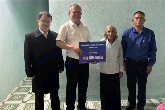 TAND huyện Đam Rông trao nhà tình nghĩa cho hộ gia đình khó khăn