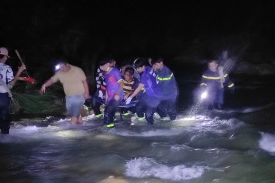 Kịp thời cứu tài xế xe đầu kéo rơi xuống vực sâu gần 100m