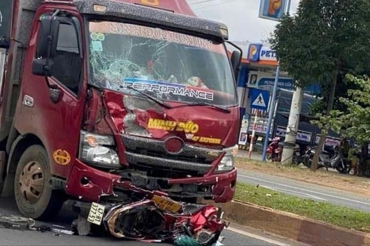 Va chạm giữa xe tải và xe máy khiến hai vợ chồng tử vong