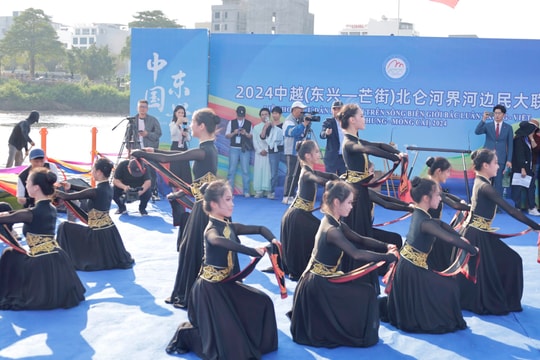 Giao lưu hát đối trên sông biên giới Bắc Luân Việt Nam - Trung Quốc