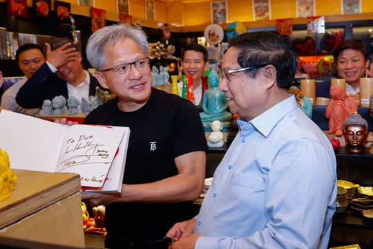 Thủ tướng cùng Chủ tịch NVIDIA thăm hồ Gươm, phố cổ, thưởng thức bia Hà Nội