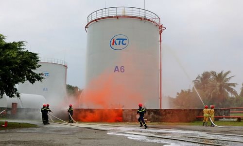 Kiên Giang: Thực tập chữa cháy với tình huống kho xăng dầu bị sét đánh