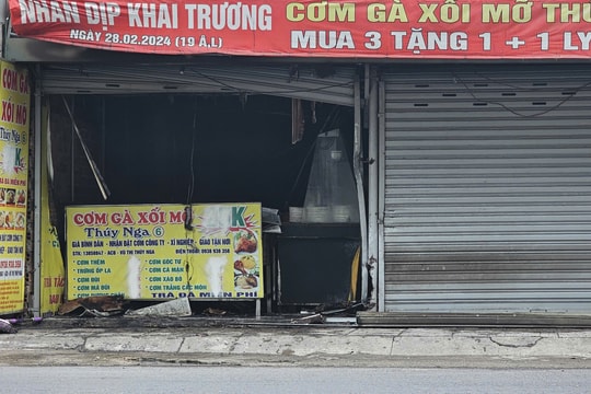 Cứu 2 người khỏi vụ cháy quán cơm gà TP.HCM