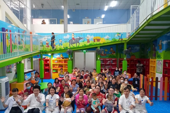 Hội Trái Tim Việt tại Mỹ trao tặng 10.000 USD hỗ trợ bệnh nhi ung thư tại Bệnh viện TW Huế