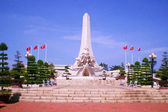 Đồng Xoài: Xem xét phương án cải tạo khuôn viên Tượng đài chiến thắng