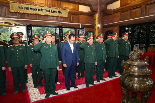 Thượng tướng Trịnh Văn Quyết dâng hương tưởng niệm Chủ tịch Hồ Chí Minh tại ATK Định Hóa