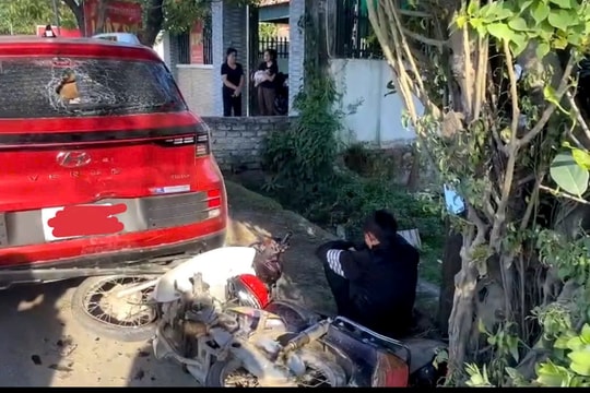 Xe máy tông vỡ kính xe ô tô đỗ ven đường: “Phải trái đúng sai” thế nào?