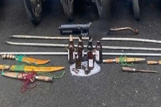 Nhóm thanh niên chuẩn bị dao phóng để đi đánh nhau