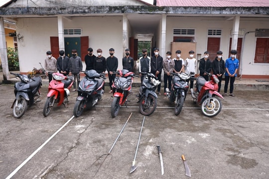 Nhóm đối tượng cầm hung khí rượt đuổi, gây thương tích cho người đi đường