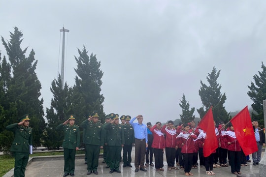 Khi lớp học không bảng đen, phấn trắng mà là cột mốc chủ quyền