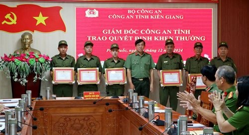 Giám đốc Công an tỉnh Kiên Giang khen thưởng đột xuất 6 cá nhân