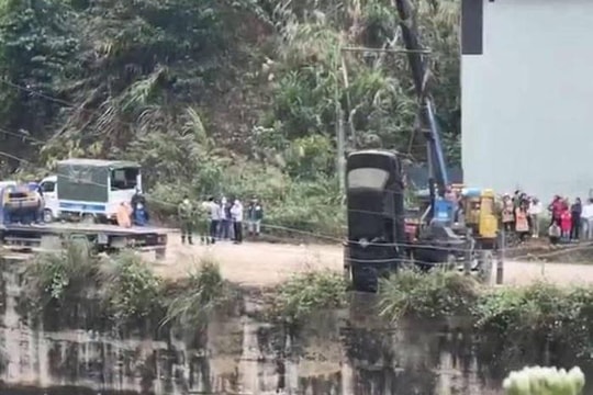 Phát hiện thi thể nam giới khi trục vớt ô tô tại hồ thủy điện Hòa Bình