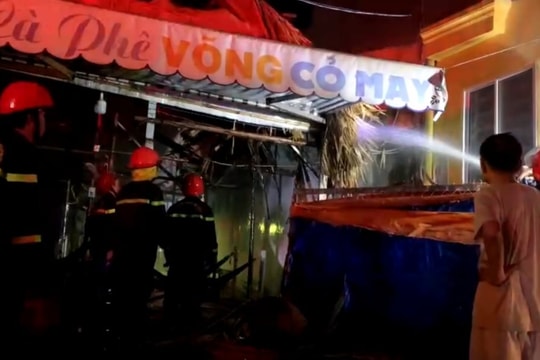 Quán cà phê cháy lúc rạng sáng, 1 người thoát chết